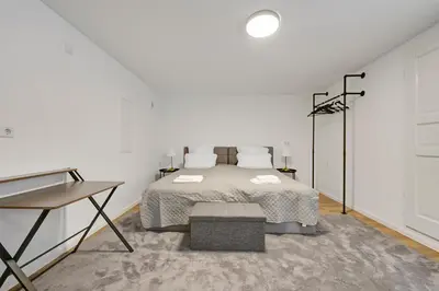 Ein Bett oder Betten in einem Zimmer der Unterkunft Stilvolle Apartments mit Kamin - Schlossblick und großer Terrasse 2-4 Zimmer 50-140qm - nahe A1 und Schloss Burg - Köln