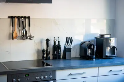 Küche/Küchenzeile in der Unterkunft Stilvolle Apartments mit Kamin - Schlossblick und großer Terrasse 2-4 Zimmer 50-140qm - nahe A1 und Schloss Burg - Köln