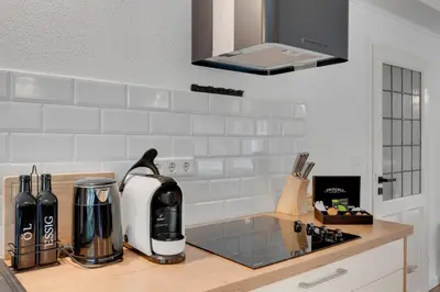 Küche/Küchenzeile in der Unterkunft Stilvolle Apartments mit Kamin - Schlossblick und großer Terrasse 2-4 Zimmer 50-140qm - nahe A1 und Schloss Burg - Köln
