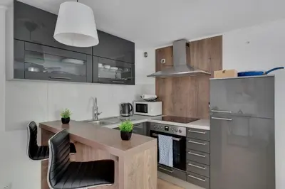 Küche/Küchenzeile in der Unterkunft Stilvolle Apartments mit Kamin - Schlossblick und großer Terrasse 2-4 Zimmer 50-140qm - nahe A1 und Schloss Burg - Köln