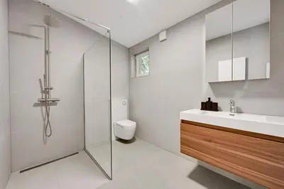 Ein Badezimmer in der Unterkunft Stilvolle Apartments mit Kamin - Schlossblick und großer Terrasse 2-4 Zimmer 50-140qm - nahe A1 und Schloss Burg - Köln
