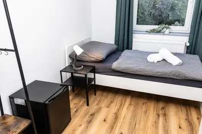 Ein Bett oder Betten in einem Zimmer der Unterkunft CosyHomes24 - Centrally with balcony - HA02