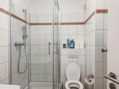 Ein Badezimmer in der Unterkunft T&K Apartments - Düsseldorf - 3 room apartment with private parking 7min Fair and Airport DUS