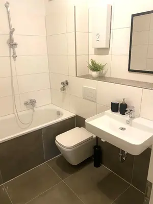 Ein Badezimmer in der Unterkunft Spacious 3-Bed Apartment WiFi, Netflix, Self Check-in