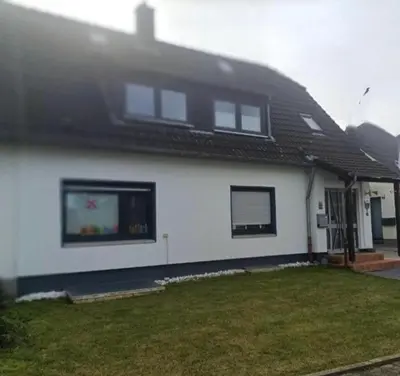 Das Gebäude in dem sich das Ferienhaus befindet