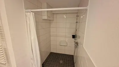 Ein Badezimmer in der Unterkunft Moderne, barrierefreie Wohnung im Herzen der Stadt mit Parkplatz, WLAN und TV - Marta