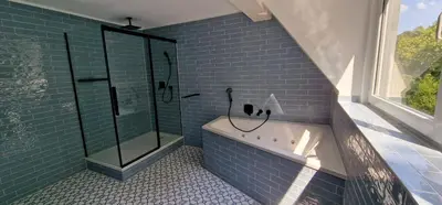 Ein Badezimmer in der Unterkunft Ruhiges Haus mit Whirlpool für 5 Gäste nahe Messe Essen mit 3 Schlafzimmern
