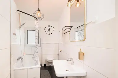 Ein Badezimmer in der Unterkunft Smart Home - Bochum - Perfect for 6 Guests! Central - Netflix - Free Parking Zone