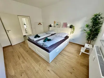 Ein Bett oder Betten in einem Zimmer der Unterkunft FeWo Palmtrees - Große und moderne 2 Zimmerwohnung mit Süd-West Balkon in Gladbeck-Mitte nähe Movie Park und Arena AufSchalke