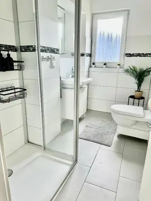 Ein Badezimmer in der Unterkunft FeWo Palmtrees - Große und moderne 2 Zimmerwohnung mit Süd-West Balkon in Gladbeck-Mitte nähe Movie Park und Arena AufSchalke
