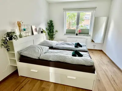 Ein Bett oder Betten in einem Zimmer der Unterkunft FeWo Palmtrees - Große und moderne 2 Zimmerwohnung mit Süd-West Balkon in Gladbeck-Mitte nähe Movie Park und Arena AufSchalke