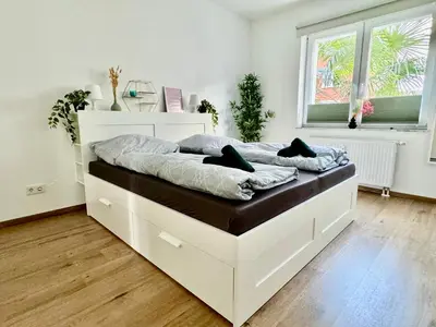 Ein Bett oder Betten in einem Zimmer der Unterkunft FeWo Palmtrees - Große und moderne 2 Zimmerwohnung mit Süd-West Balkon in Gladbeck-Mitte nähe Movie Park und Arena AufSchalke