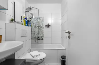 Ein Badezimmer in der Unterkunft Design Luxus, Vollausstattung, 2 min Hbf Duisburg, beste Betten, 2 55