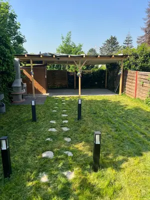 Ein Garten an der Unterkunft Schöne unterkunft