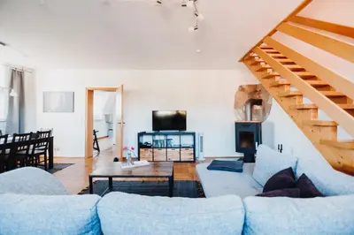 Ein Sitzbereich in der Unterkunft Ferienwohnung Oberhausen Sterkrade Maisonette nahe CentrO