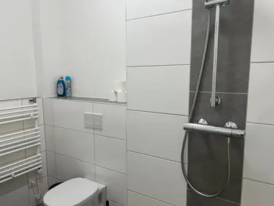 Ein Badezimmer in der Unterkunft T&K Apartments- 2 Room Apartment - Heart of Solingen - Private parking