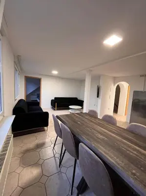 Ein Sitzbereich in der Unterkunft Helle 80qm Wohnung mit weitem Ausblick