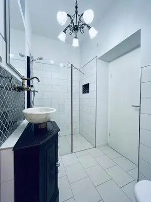 Ein Badezimmer in der Unterkunft Große 80qm Wohnung mit mehreren Zimmern