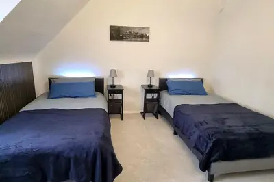 Ein Bett oder Betten in einem Zimmer der Unterkunft DG-Wohnung in direkter Nähe des SG HBF