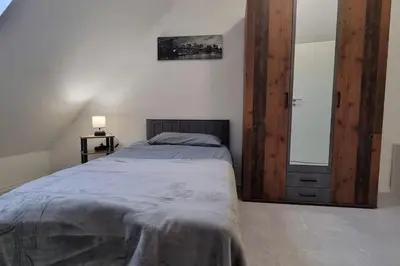 Ein Bett oder Betten in einem Zimmer der Unterkunft DG-Wohnung in direkter Nähe des SG HBF
