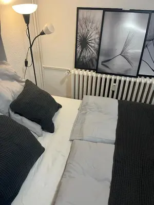 Ein Bett oder Betten in einem Zimmer der Unterkunft Erdgeschosswohnung nahe DU HBF