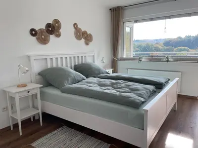 Ein Bett oder Betten in einem Zimmer der Unterkunft Gemütliche Gästewohnung, zentral, mit Blick in die Natur