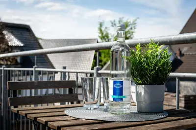 Ein Balkon oder eine Terrasse in der Unterkunft MOLA Apartments-Charmante Ferienwohnung im Herdecke Zentrum für 3 Personen-große Dachterrasse-Grill-Gratis Parken-WLAN
