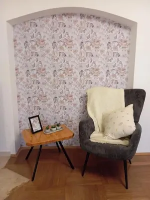 Ein Sitzbereich in der Unterkunft Wohnung im Grünen in Messenähe