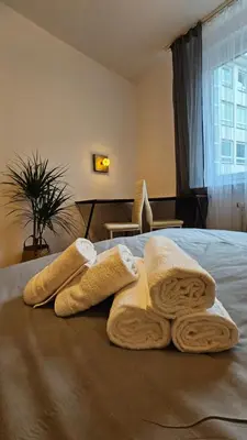 Ein Bett oder Betten in einem Zimmer der Unterkunft City Center Comfort - Cozy, Fully Equipped 3-Room Apartment Near Main Station