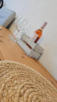 Getränke in der Unterkunft City Center Comfort - Cozy, Fully Equipped 3-Room Apartment Near Main Station