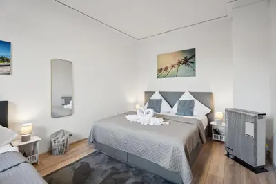 Ein Bett oder Betten in einem Zimmer der Unterkunft Neue und helle 2 Zimmer Wohnung, nähe Veltins Arena, Home Office, kostenlose Parkplätze