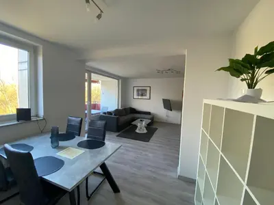 Ein Sitzbereich in der Unterkunft Moderne und möblierte Wohnung!