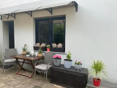 Ein Balkon oder eine Terrasse in der Unterkunft Schöne Ferienwohnung mit Terrasse, nur 2 Minuten zur Autobahn