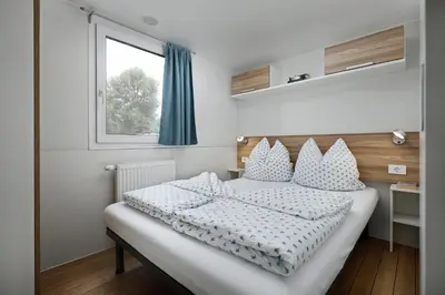 Ein Bett oder Betten in einem Zimmer der Unterkunft KNAUS Campingpark Essen