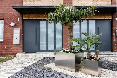 Ein Garten an der Unterkunft VISTAMO Dorsten-Rhade, modernes Apartment