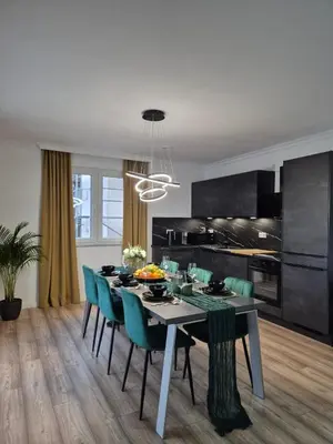 Küche/Küchenzeile in der Unterkunft Luxsuite Still und Komfort 1 Balkon Grill TV-75 Zoll
