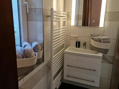 Ein Badezimmer in der Unterkunft FeWo-2 Nähe Uniklinik, Messe Essen, Baldeneysee, Folkwang Museum, Zentral, WLAN