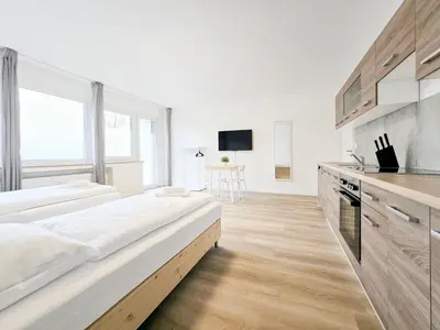 Ein Bett oder Betten in einem Zimmer der Unterkunft Tolstov Apartments - Studio Apartment with Balcony - 25 Min Messe DUS