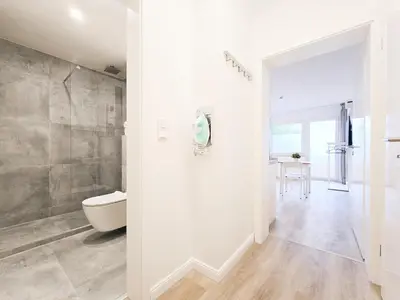 Ein Badezimmer in der Unterkunft Tolstov Apartments - Studio Apartment with Balcony - 25 Min Messe DUS