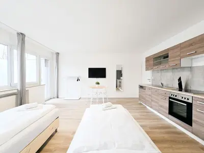 Küche/Küchenzeile in der Unterkunft Tolstov Apartments - Studio Apartment with Balcony - 25 Min Messe DUS