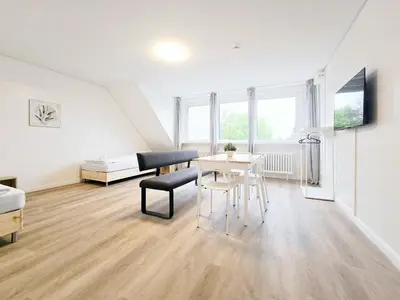 TV/Unterhaltungsangebot in der Unterkunft Tolstov Apartments - 3 Room Apartments - 25 min Messe DUS