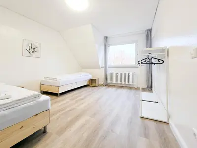 Ein Bett oder Betten in einem Zimmer der Unterkunft Tolstov Apartments - 3 Room Apartments - 25 min Messe DUS