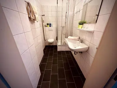 Ein Badezimmer in der Unterkunft Schönster Rheinblick Messe Parken Luxus 10 Person