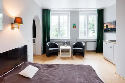 Ein Sitzbereich in der Unterkunft Hotelzimmer in Düsseldorf 16 Hotel Heidelberger Hof