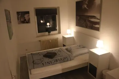 Ein Bett oder Betten in einem Zimmer der Unterkunft Schöne 2,5 Raum Wohnung Nähe Veltinsarena