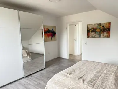 Ein Bett oder Betten in einem Zimmer der Unterkunft Helle und Charmante Dachgeschosswohnung in Top-Lage