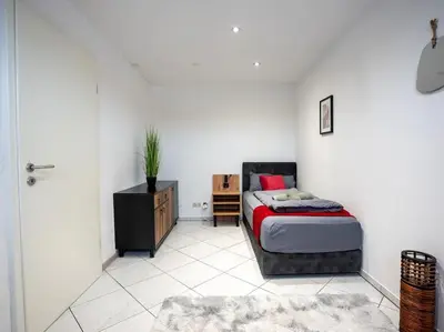 Ein Bett oder Betten in einem Zimmer der Unterkunft Serviceroom24 - Space in Gladbeck WLAN - Smart-TV - 24-7 Check-in und Küche