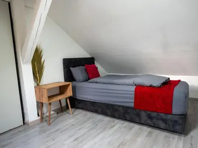 Ein Bett oder Betten in einem Zimmer der Unterkunft Serviceroom24 - Space in Gladbeck WLAN - Smart-TV - 24-7 Check-in und Küche