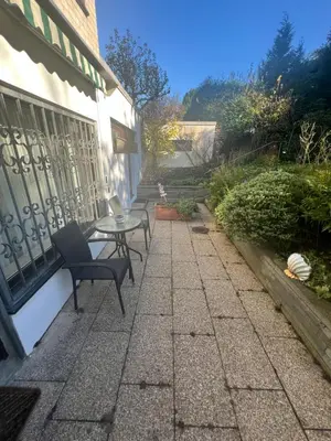 Ein Garten an der Unterkunft Messenahe Moderne Zwei-Zimmer-Wohnung 42qm