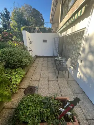 Ein Garten an der Unterkunft Messenahe Moderne Zwei-Zimmer-Wohnung 42qm